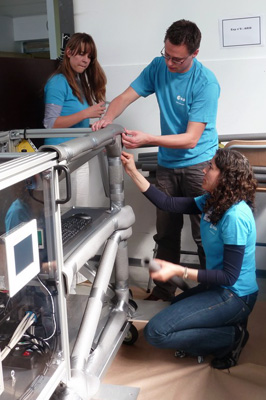 The Dutch ARID team prepare their rack