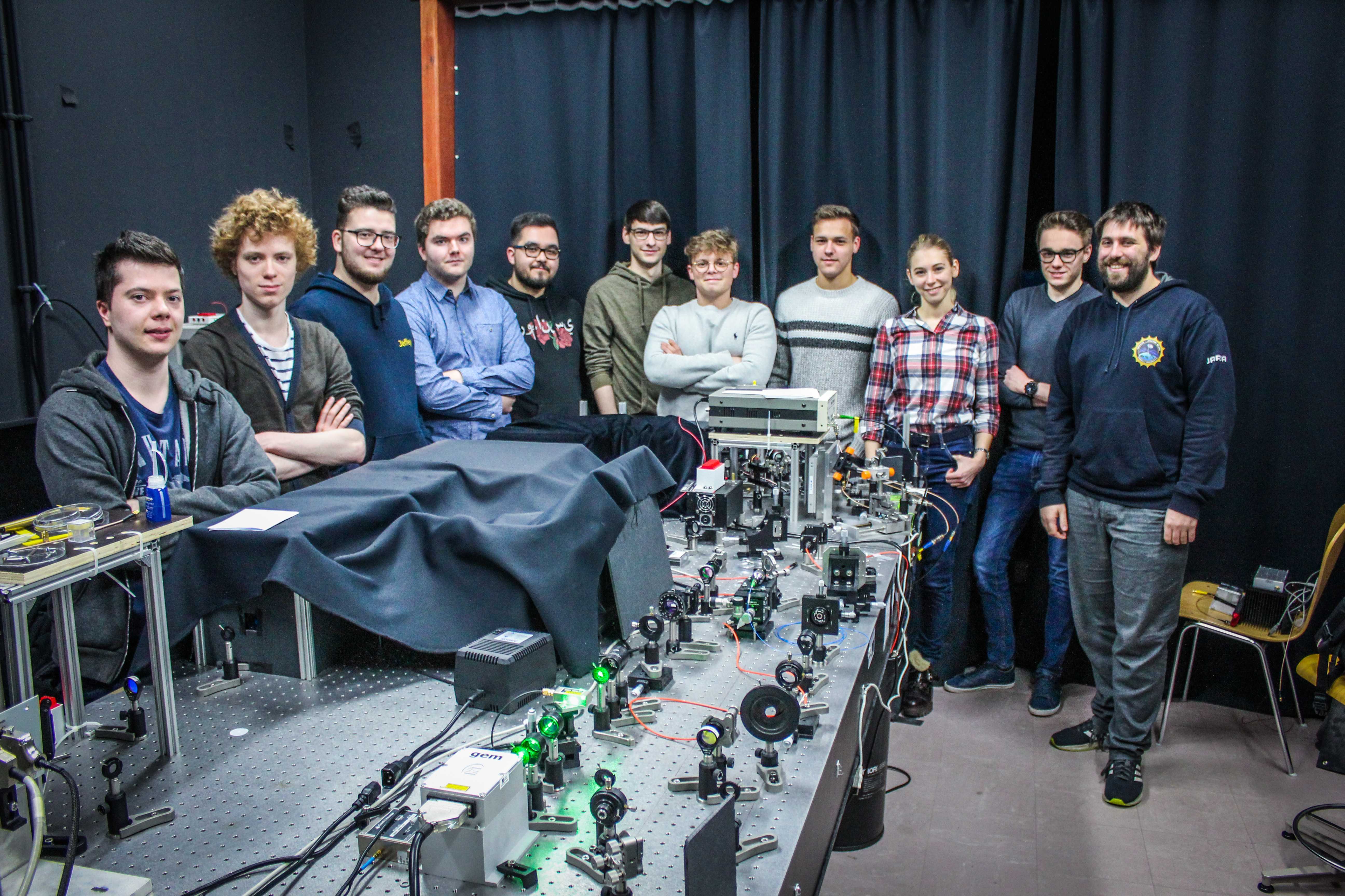 OSCAR-QUBE Team next to the confocal measurement setup