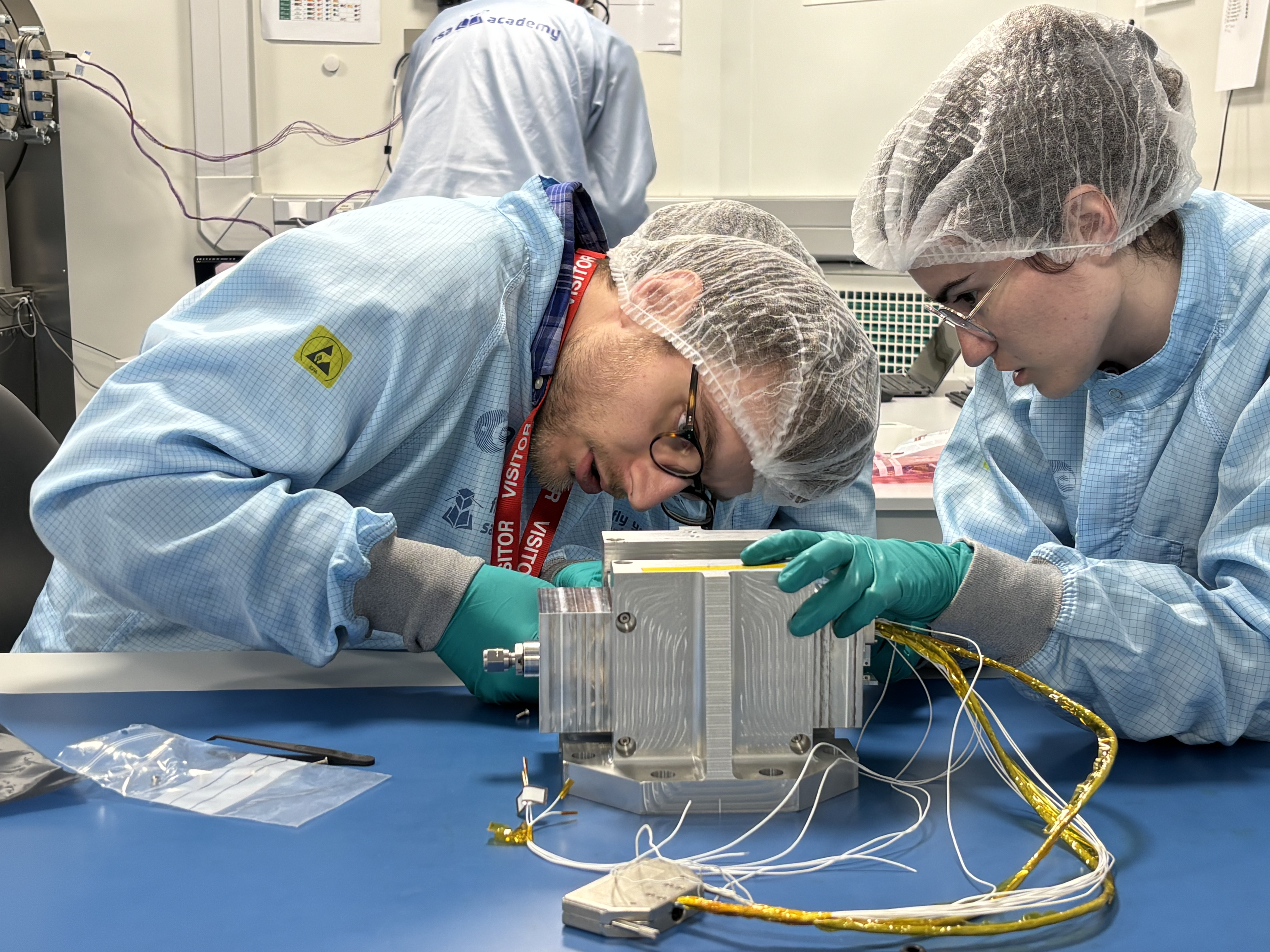 The students during the preparation of the payload for the test