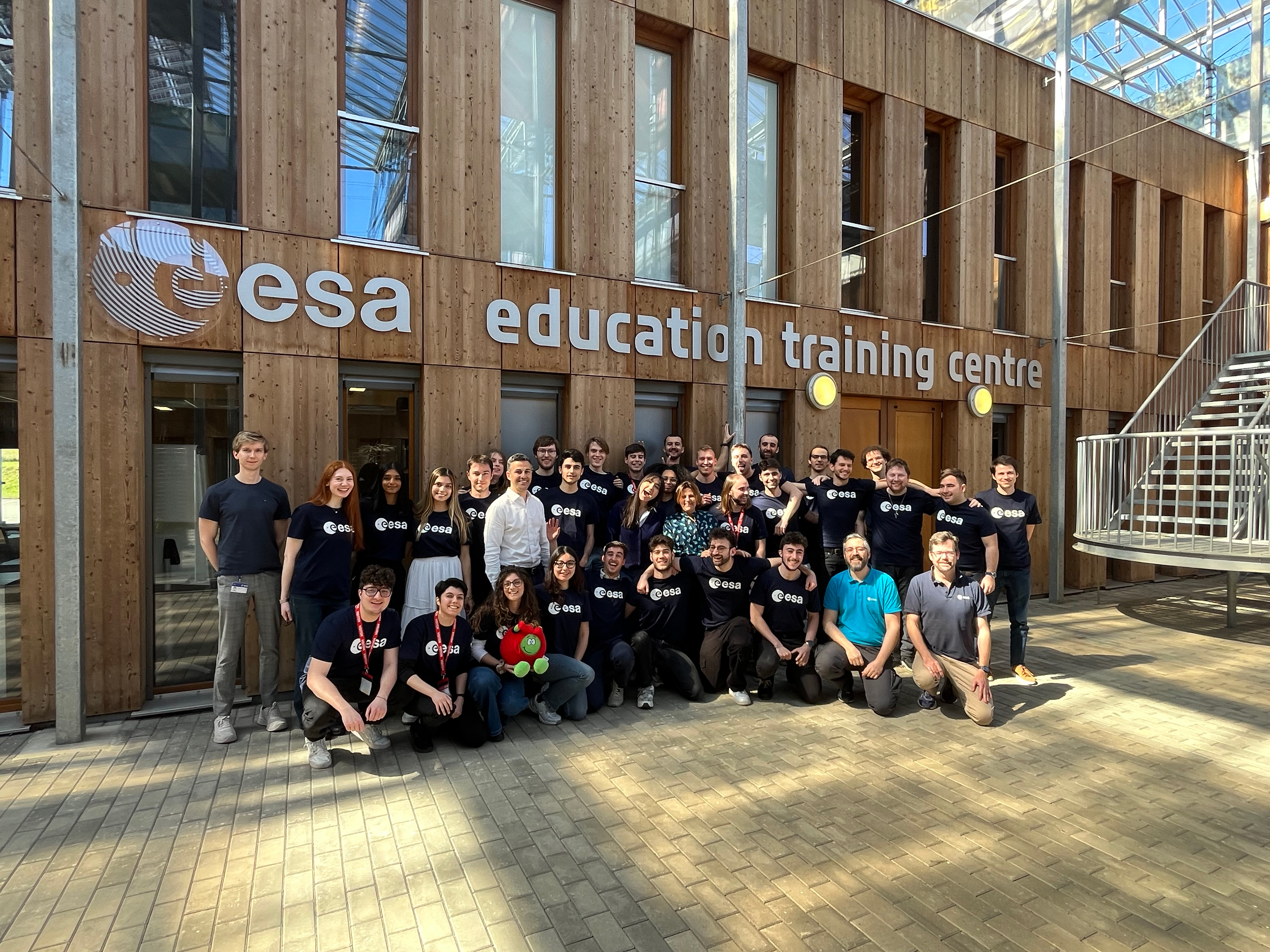 Group photo with experts and students