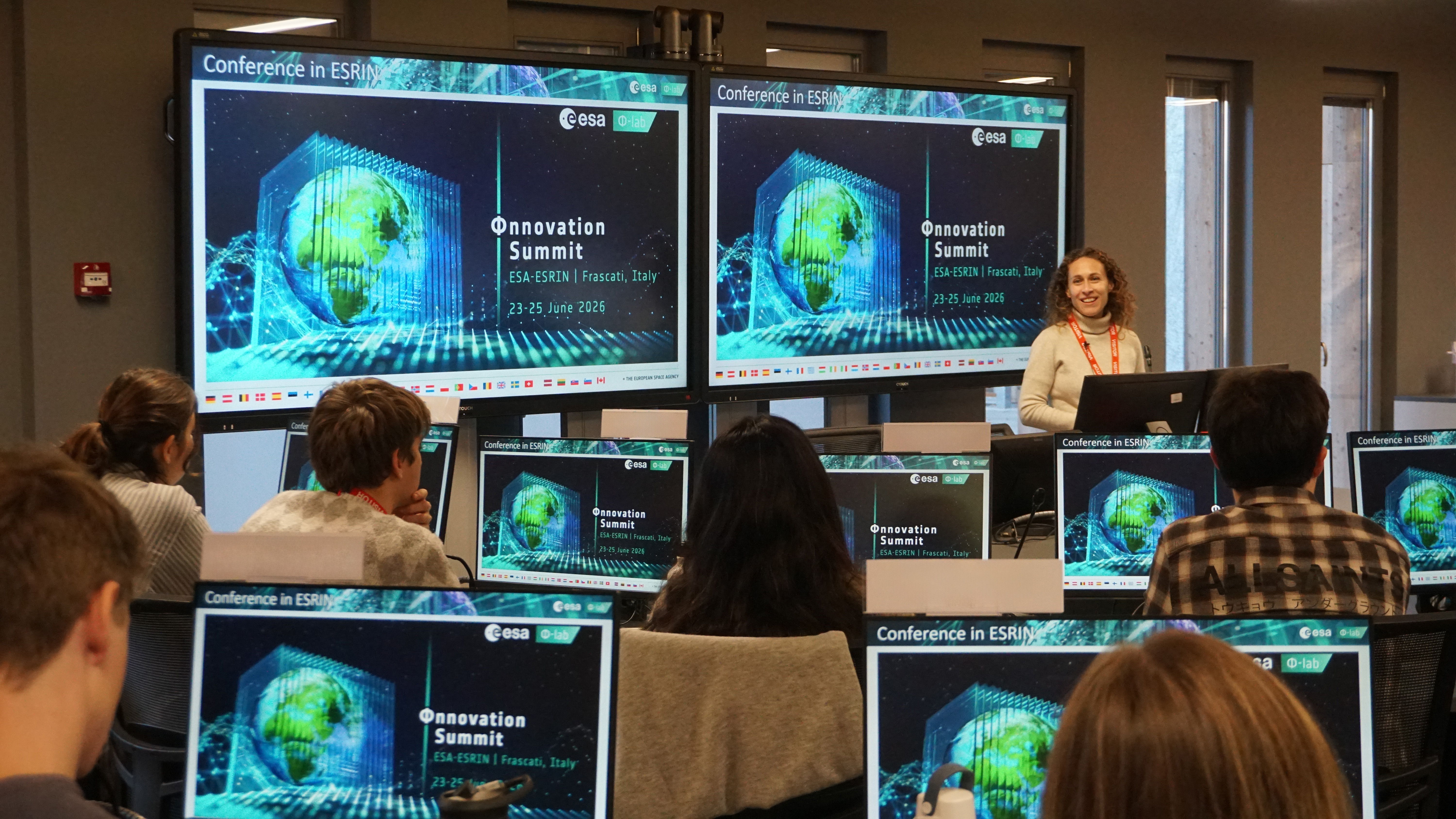 Expert inviting the participants to the Φnnovation Summit